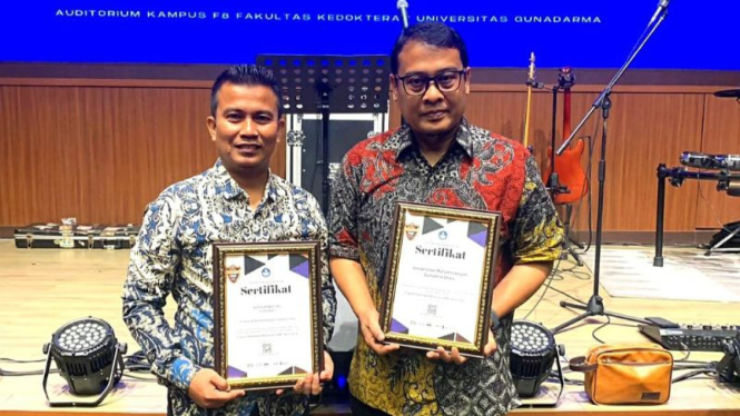 Wakil Rektor UMSU III, Dr. Rudianto, MS saat menerima sertifikat PKM Award 2023.