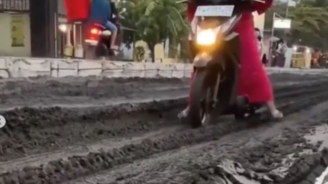 Jalan Raya di Jombang Rusak Total Dilalui Kendaraan