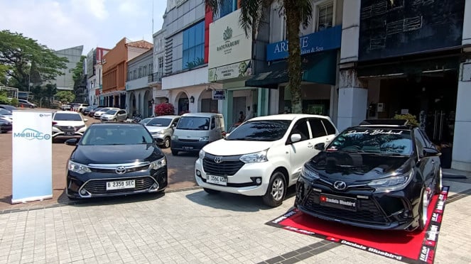 Mobil eks taksi Blue Bird