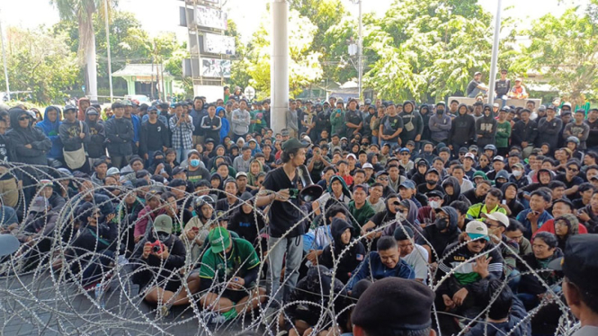 Ratusan Bonek demo di kantor Persebaya Surabaya
