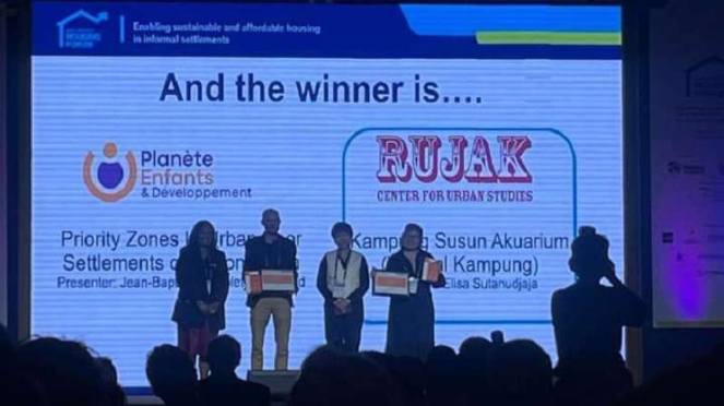 Rujak Center for Urban Studies menerima penghargaan kampung Akuarium di Korsel