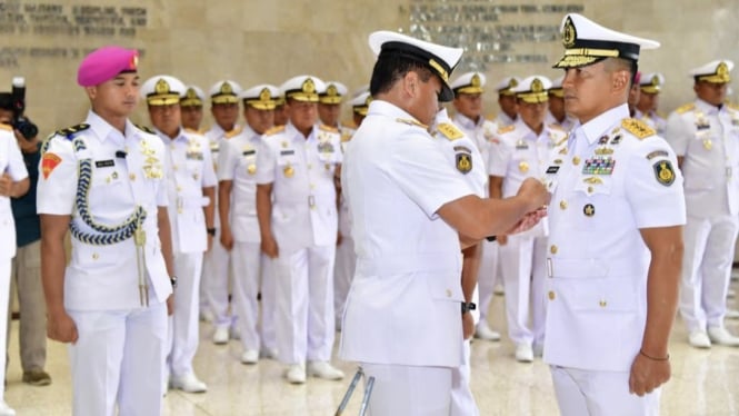 VIVA Militer: KSAL Laksamana TNI Muhammad Ali Lantik Laksdya Erwin jadi Wakasal 