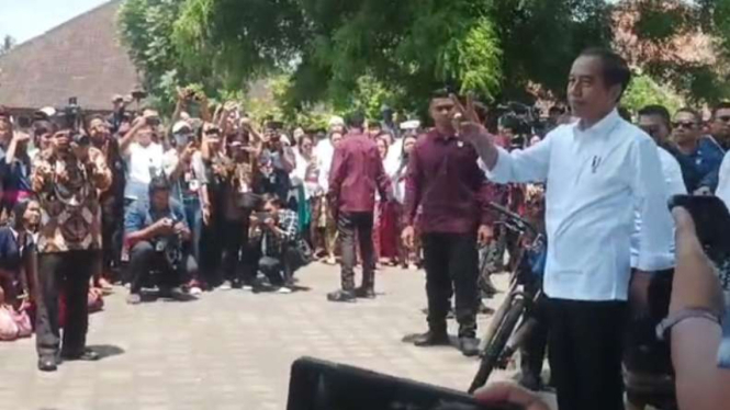 Presiden Jokowi beri hadiah sepeda untuk Siswa SMK Negeri 3 Sukawati Gianyar