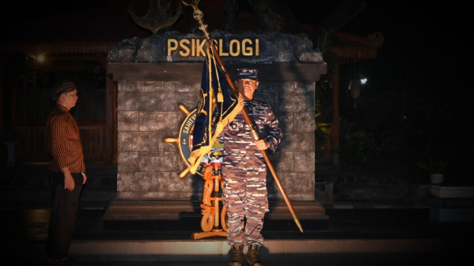 VIVA Militer: Pusara Sahitya Papag Paramaguna TNI diarak ke makam Dewi Sekardadu