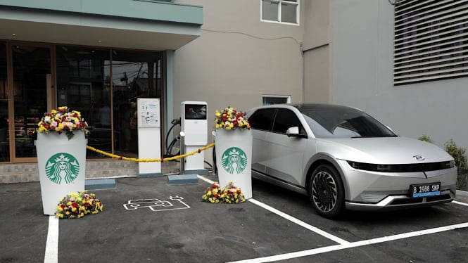 SPKLU Fast Charging Hyundai di Starbucks