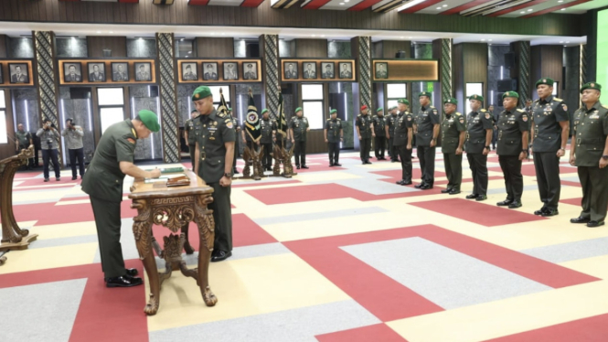 VIVA Militer: KSAD Jenderal TNI Agus Subiyanto pimpin Sertijab 3 Pejabat TNI AD