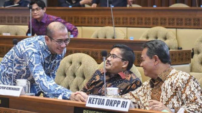 Ketua KPU Hasyim Asy'ari (kiri) menjabat tangan Ketua DKPP Heddy Lugito dan Plh. Dirjen Politik dan PUM Kemendagri Togap Simangunsong sebelum rapat dengan Komisi II DPR dan Bawaslu di kompleks Parlemen, Jakarta, Selasa, 31 Oktober 2023.