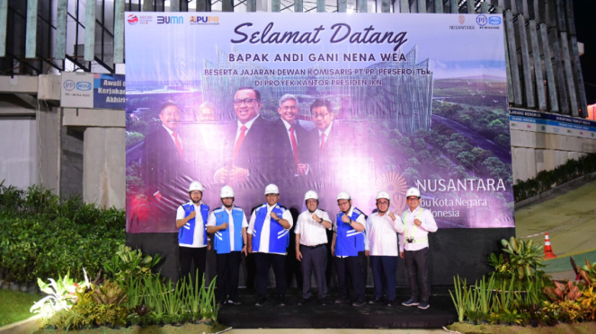 Komisaris Utama PT Pembangunan Perumahan (PTPP) Andi Gani Nena Wea meninjau pembangunan proyek di IKN Nusantara
