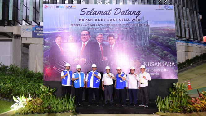Presiden Komisaris PT Pembangunan Perumahan (PTPP) Andi Gani Nena Wea meninjau pembangunan proyek di IKN Nusantara