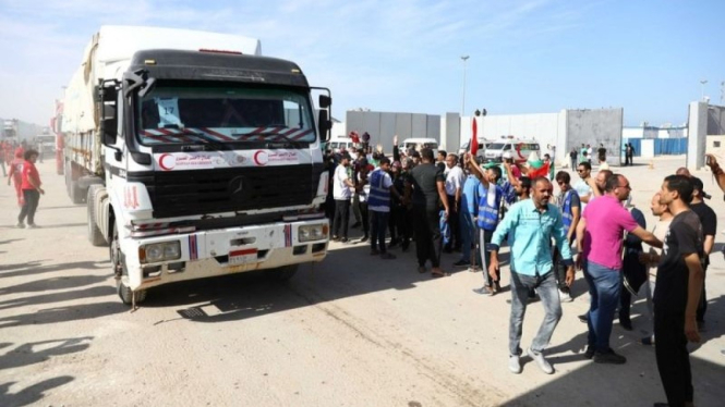 Truk-truk bermuatan bantuan kemanusiaan bersiap memasuki Gaza di sisi Mesir dari perbatasan Rafah yang menyeberang dengan Gaza pada 21 Oktober 2023. 