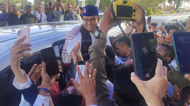 Bakal calon presiden dari Koalisi Perubahan Anies Baswedan didampingi istrinya Fery Farhati berkunjung ke Aceh untuk silaturahmi dengan warga di Aceh Utara, Rabu, 1 November 2023.