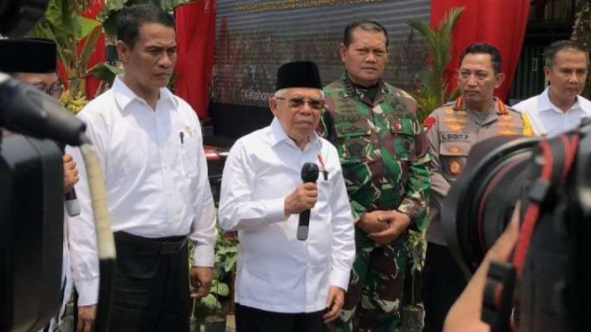 Wakil Presiden RI Ma’ruf Amin menjawab pertanyaan wartawan saat jumpa pers selepas peluncuran Gerakan Nasional Ketahanan Pangan yang diinisiasi oleh TNI di Desa Wanajaya, Cibitung, Bekasi, Jawa Barat, Rabu, 1 November 2023.