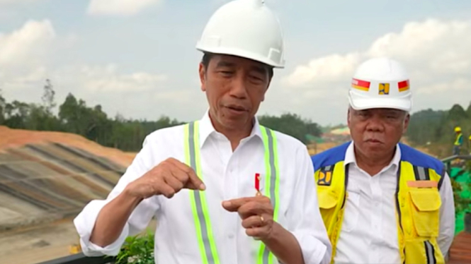 Presiden Joko Widodo (Jokowi) saat memberikan keterangan setelah meninjau Proyek Jalan Tol, IKN, Kalimantan Timur, Rabu, 1 November 2023.
