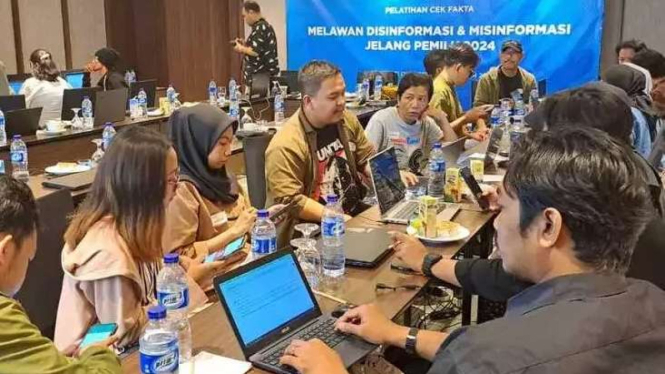 Sejumlah jurnalis dari Jakarta, Jawa Barat, dan Sulawesi Tenggara, mengikuti kegiatan pelatihan cek fakta yang diselenggarakan oleh AMSI dengan dukungan Google News Initiative di Jakarta pada 31 Oktober – 2 November 2023.