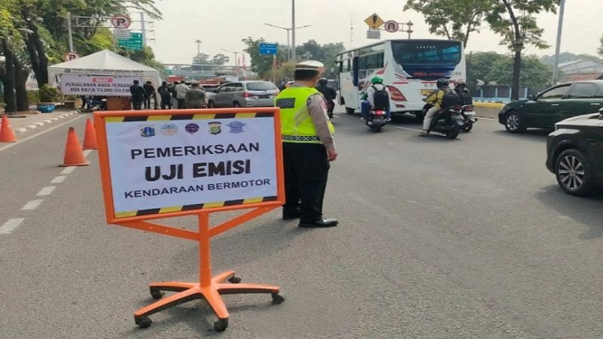 Tilang uji emisi di Jakarta Timur