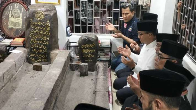 Bakal calon presiden Anies Baswedan berziarah ke makam Syekh Burhanuddin di Kabupaten Padang Pariaman, Rabu, 1 November 2023.