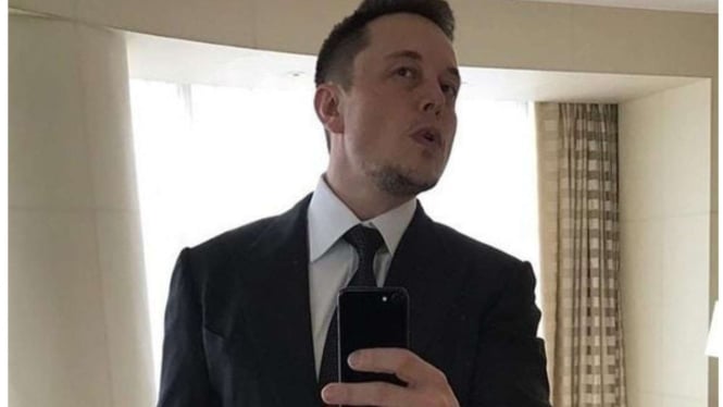 Selfie ala Elon Musk.