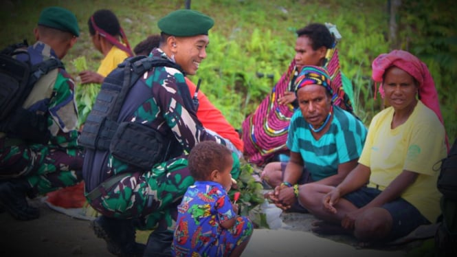 VIVA Militer: Prajurit Yonif 411 Pandawa saat borong hasil bumi mama di Nduga.