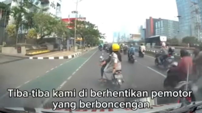 Viral pengendara motor hadang ambulans di tengah jalan