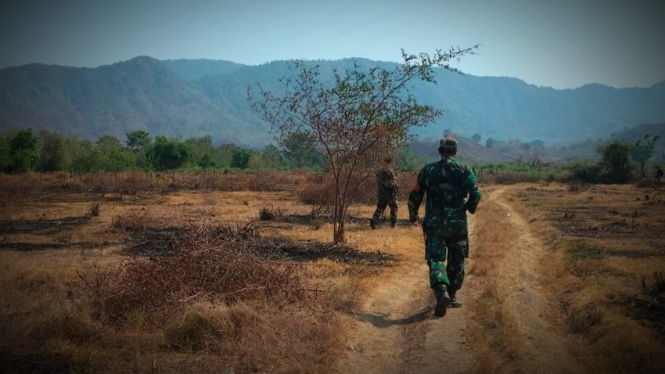 VIVA Militer: Kapten Inf Ibrahim berjalan tembus lokasi bentrok senjata.