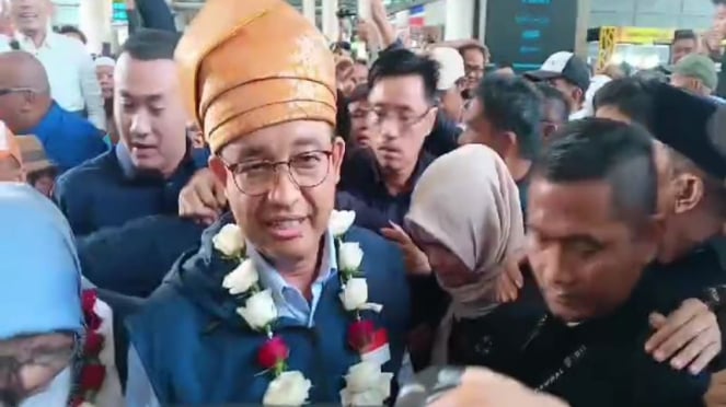 Bakal calon presiden Anies Baswedan disambut ribuan orang di Bandara Kualanamu, Deli Serdang