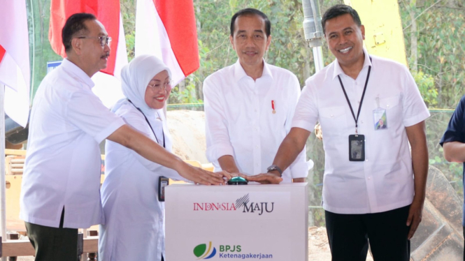 Presiden Joko Widodo melakukan groundbreaking Kantor Pusat BPJS Ketenagakerjaan