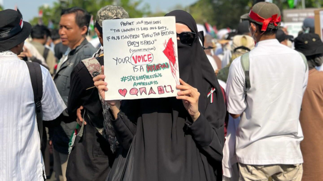 Zaskia Adya Mecca turut serta dalam aksi unjuk rasa bela Palestina