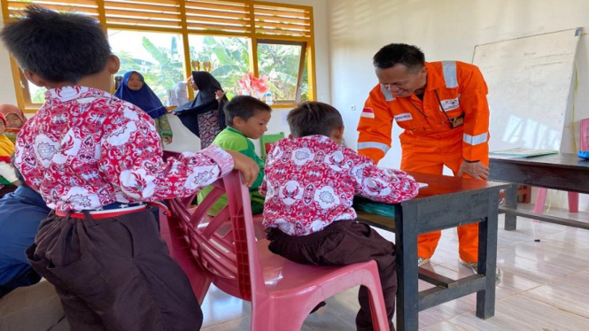 Suasana belajar mengajar di PAUD Dusun Tombiobong