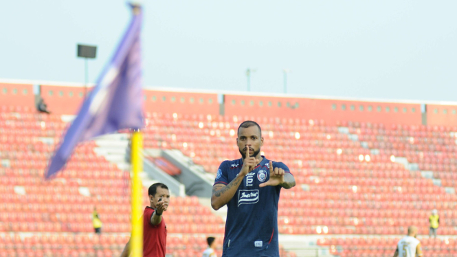 Striker Arema FC, Gustavo Almeida