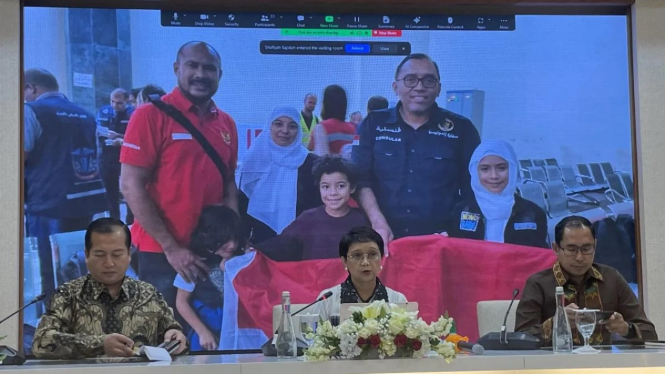 Menlu Retno Marsudi mengumumkan keberhasilan evakuasi empat WNI dari Gaza, dalam konferensi pers di Jakarta pada Jumat (3/11/2023). 