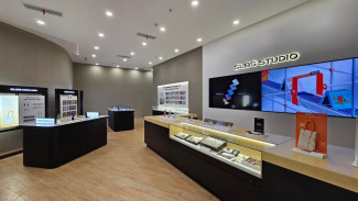 Samsung Buka Studio Personalisasi Pertama, Luncurkan Flipsuit Case Edisi Stray Kids