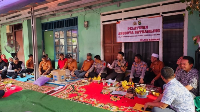 Polsek Mampang memberikan pelatihan ke anggota Satkamling