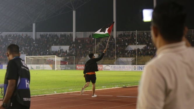 Seorang suporter Persiraja Banda Aceh mengibarkan bendera Palestina