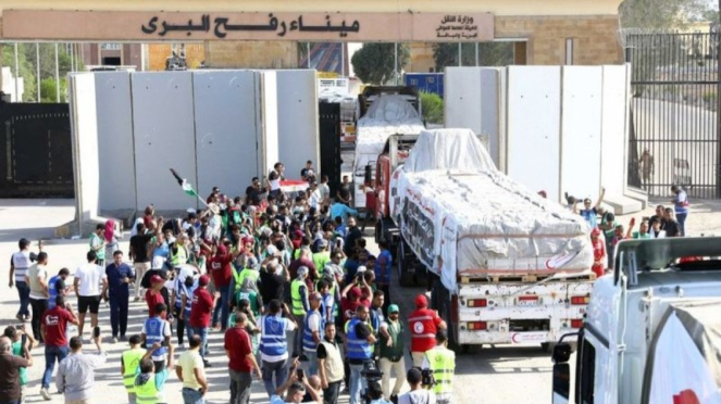 Veículos que transportam ajuda humanitária entram em Gaza através da passagem da fronteira Gaza-Egito em Rafah, no Egito.