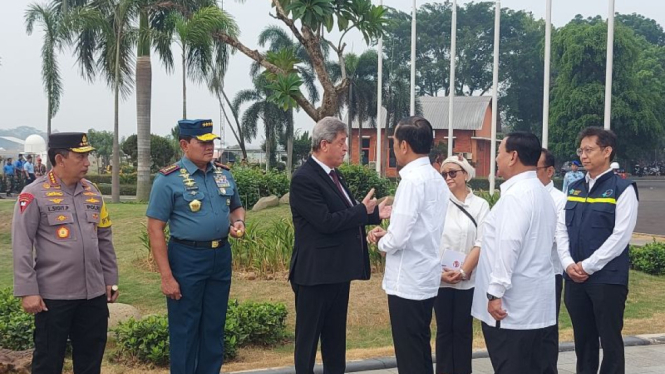 Duta Besar Palestina untuk Indonesia Zuhair Al-Shun bersalaman dengan Presiden RI Joko Widodo di sela prosesi pengiriman bantuan kemanusiaan pemerintah RI ke rakyat Palestina di Gaza, bertempat di Base Ops Lanud Halim Perdanakusuma Jakarta, Sabtu, 4 Novem