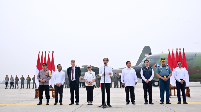 Presiden Jokowi saat melepas bantuan kemanusiaan ke Palestina.