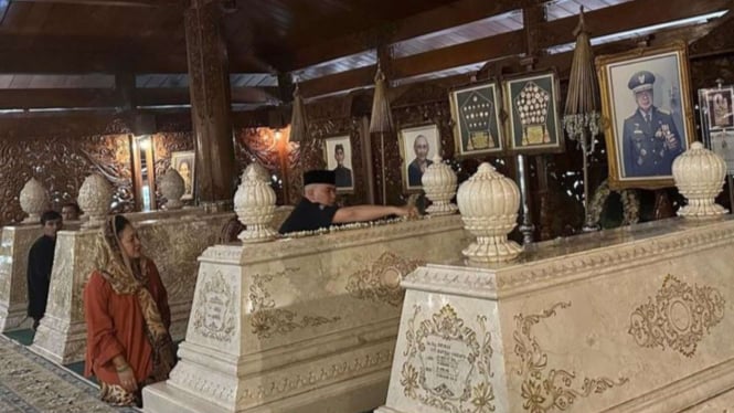 Ahmad Dhani ziarah ke makam Soeharto