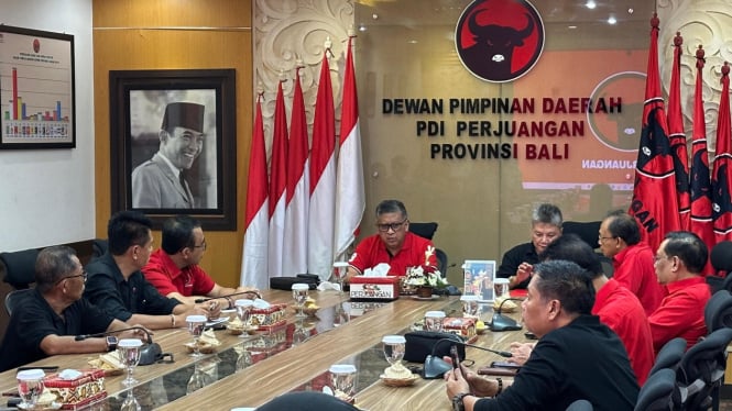 Hasto Kristiyanto memimpin rapat evaluasi operasional RS Apung Laksamana Hayati