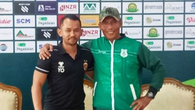 Pelatih Kepala Sriwijaya FC, Yusuf Prasetyo (kiri).