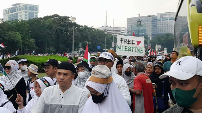 Ratusan ribu orang dan sejumlah tokoh nasional mulai dari pejabat negara hingga petinggi partai politik dan ormas menghadiri kegiatan solidaritas 'Aksi Damai Bela Palestina' di Monas, Jakarta, Minggu pagi, 5 November 2023.