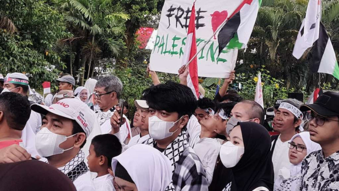 Ratusan ribu orang dan sejumlah tokoh nasional mulai dari pejabat negara hingga petinggi partai politik dan ormas menghadiri kegiatan solidaritas 'Aksi Damai Bela Palestina' di Monas, Jakarta, Minggu pagi, 5 November 2023.