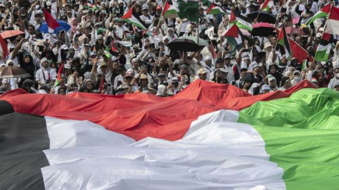 Ribuan warga mengikuti aksi akbar Aliansi Rakyat Indonesia Bela Palestina yang digelar oleh Majelis Ulama Indonesia (MUI) di kawasan Monas, Jakarta, Minggu, 5 November 2023.