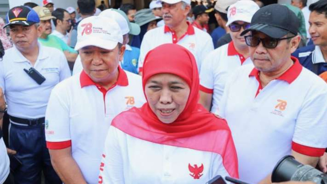 Gubernur Jawa Timur Khofifah Indar Parawansa saat diwawancarai oleh sejumlah wartawan di Bakorwil Jember, Minggu, 5 November 2023.