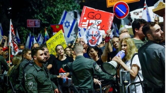 Demonstran di luar rumah PM Israel Benjamin Netanyahui