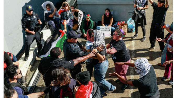 Demonstran pro-Palestina protes di kapal militer AS