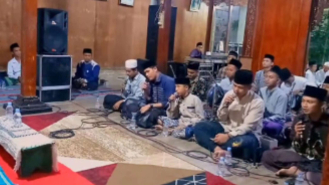 Para Penyanyi Sholawat Kesetrum Mic