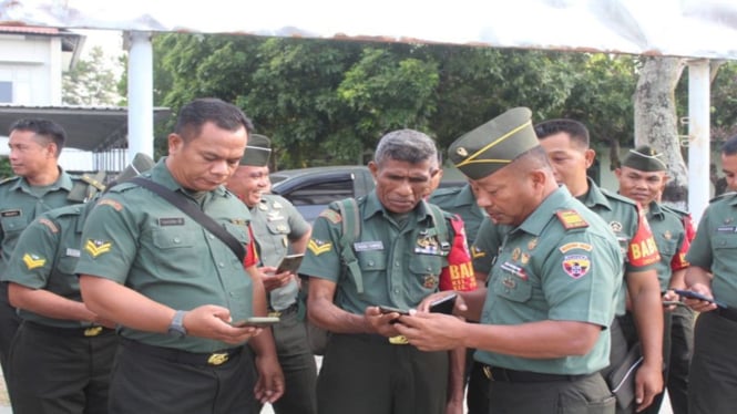 Petugas saat melakukan pengecekan HP Anggota TNI Kodim 1620 Lombok Tengah