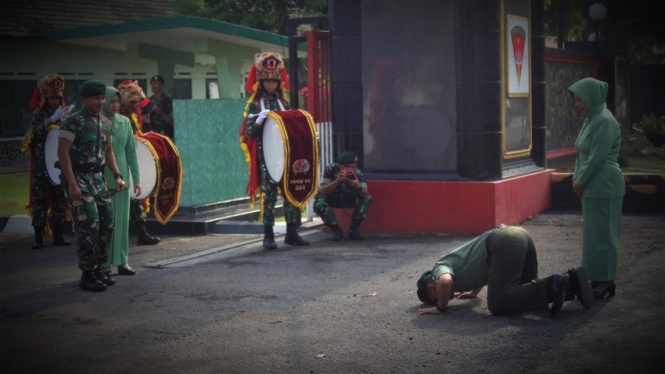 VIVA Militer: Sang Elang Kostrad Pelda Wikarta sujud di gerbang Markas Yonif 501