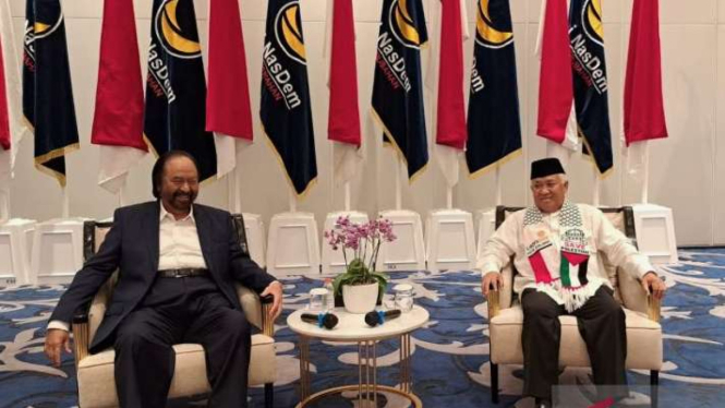 Ketua Umum Partai Nasdem Surya Paloh (kiri) bersama dengan mantan ketua umum Muhammadiyah Din Syamsuddin (kiri) berbincang saat akan melakukan pertemuan tertutup di NasDem Tower, Jakarta, Senin, 6 November 2023.
