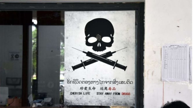 Poster bahaya narkotika di Laos.